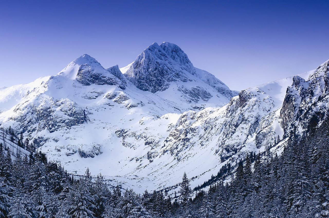 Montagne enneigée