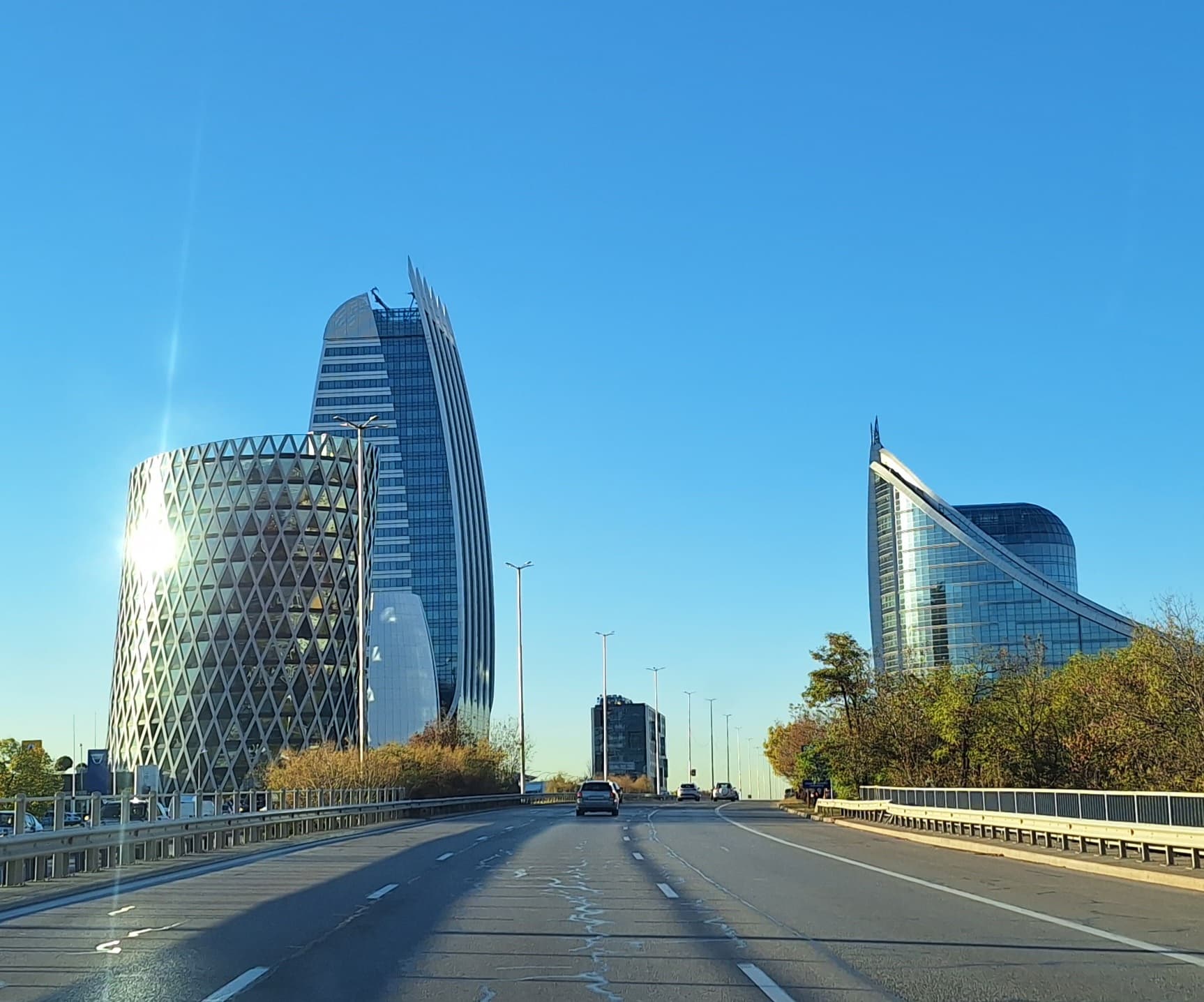 Immeubles modernes avec façades vitrées à Sofia.